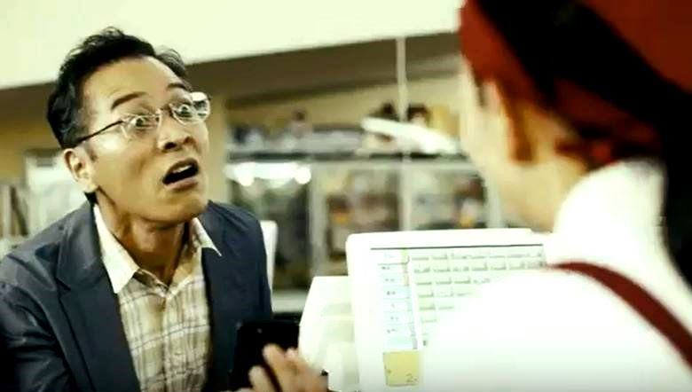 「なんだ、これは！」と激高するクレーマー（動画より）クレーマー