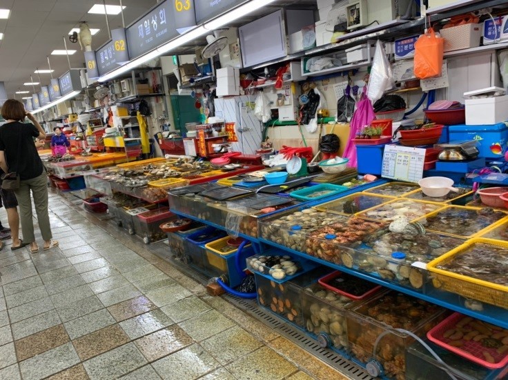 新鮮な魚介類が並ぶ、釜山の名物市場「国際市場(クッチェシジャン)」