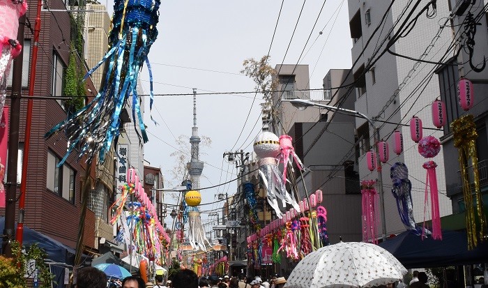 東京都内のお祭りには近年、インバウンド客の姿が目立つようになっている