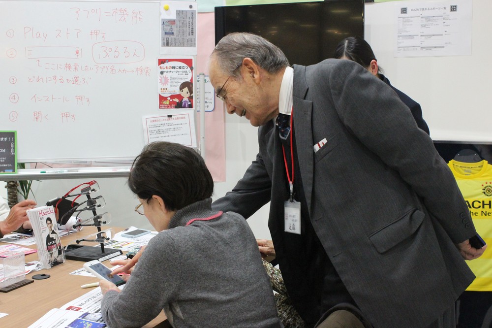 新たな高齢者の憩いの場！　ドコモショップが大にぎわいなワケは？