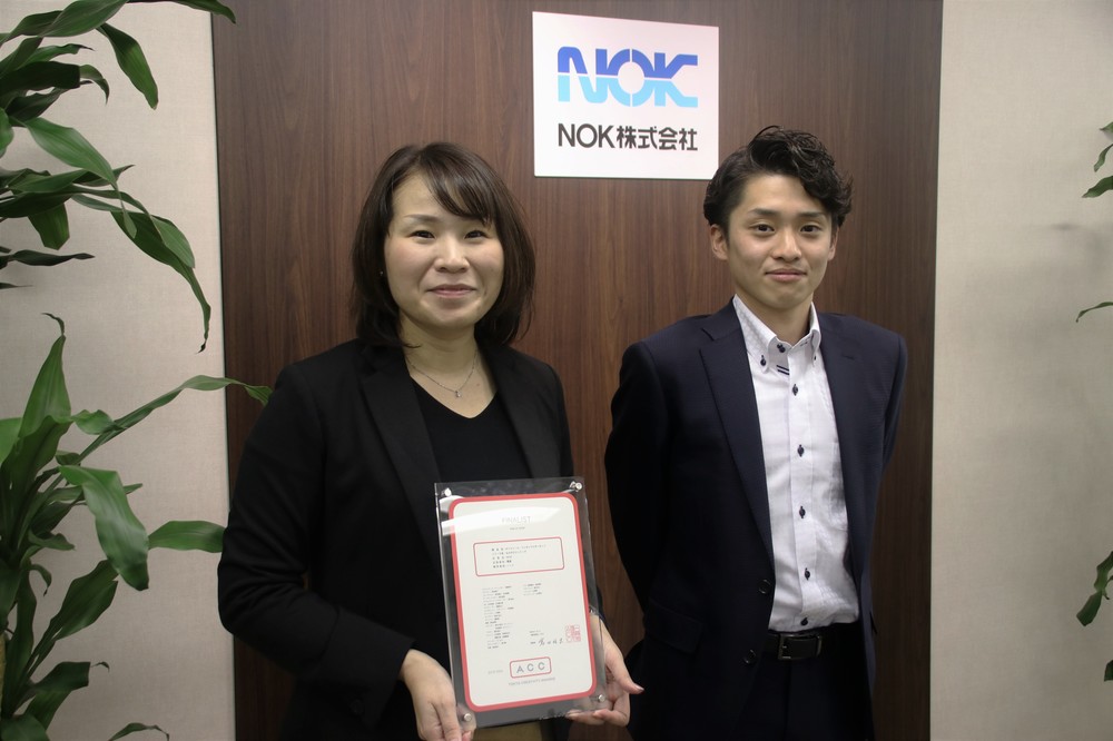 NOK採用企画課の池尾並恵さん（左）と三宅一彰さん（右）