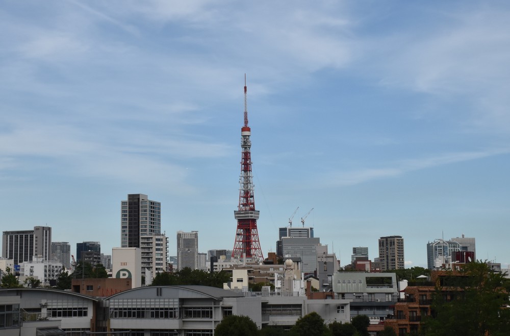 東京12チャンネルは創業のころ、東京タワー近くに社屋を構え「東京タワーの横の箱」といわれた