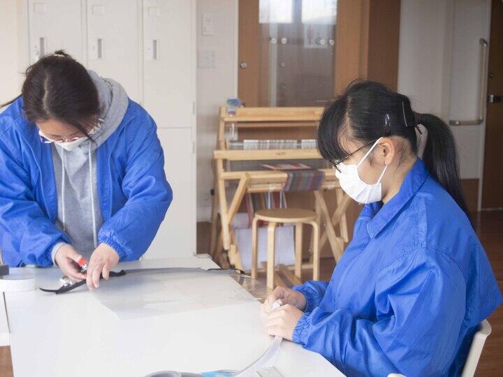 「はるかぜ」でのフェイスシールドづくりのようす