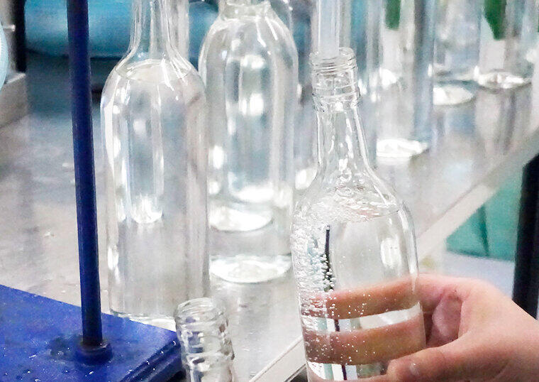 【コロナに勝つ！ ニッポンの会社】大王製紙がマスクの国内生産を開始、梅酒や焼酎を高濃度アルコール製品の「代役」に