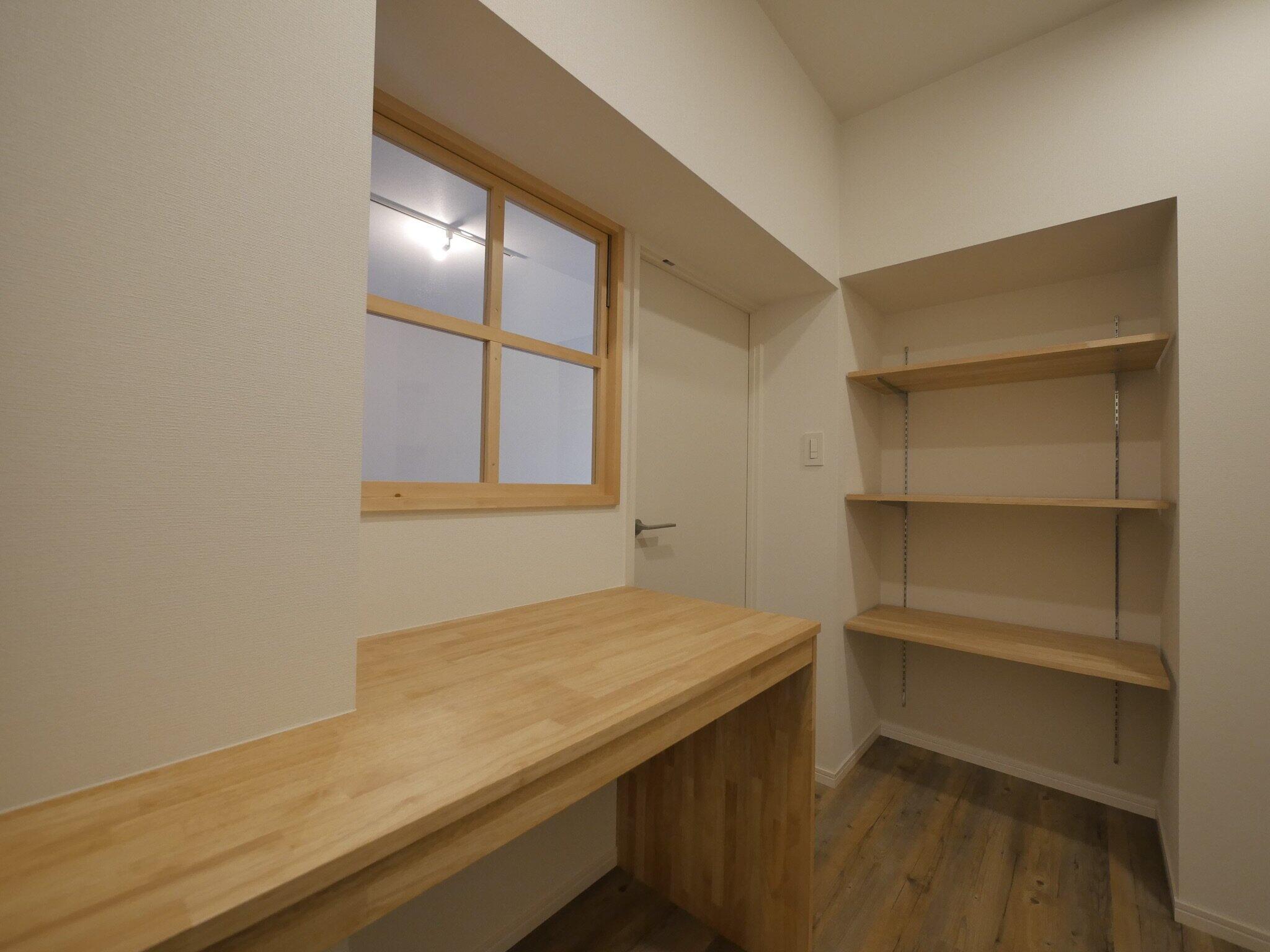 デスクは作りつけ、書斎スペースを新設した