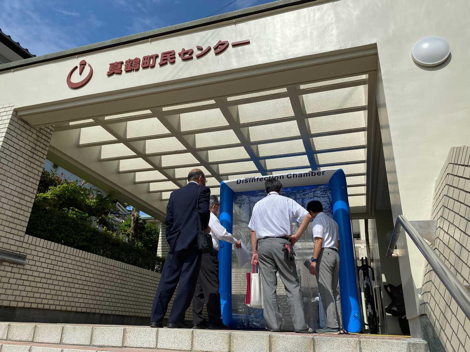 【コロナに勝つ！ ニッポンの会社】手を使わない、接触しないがキーワード　入場時に「まるごと除菌」のゲートに足を使うドアノブ