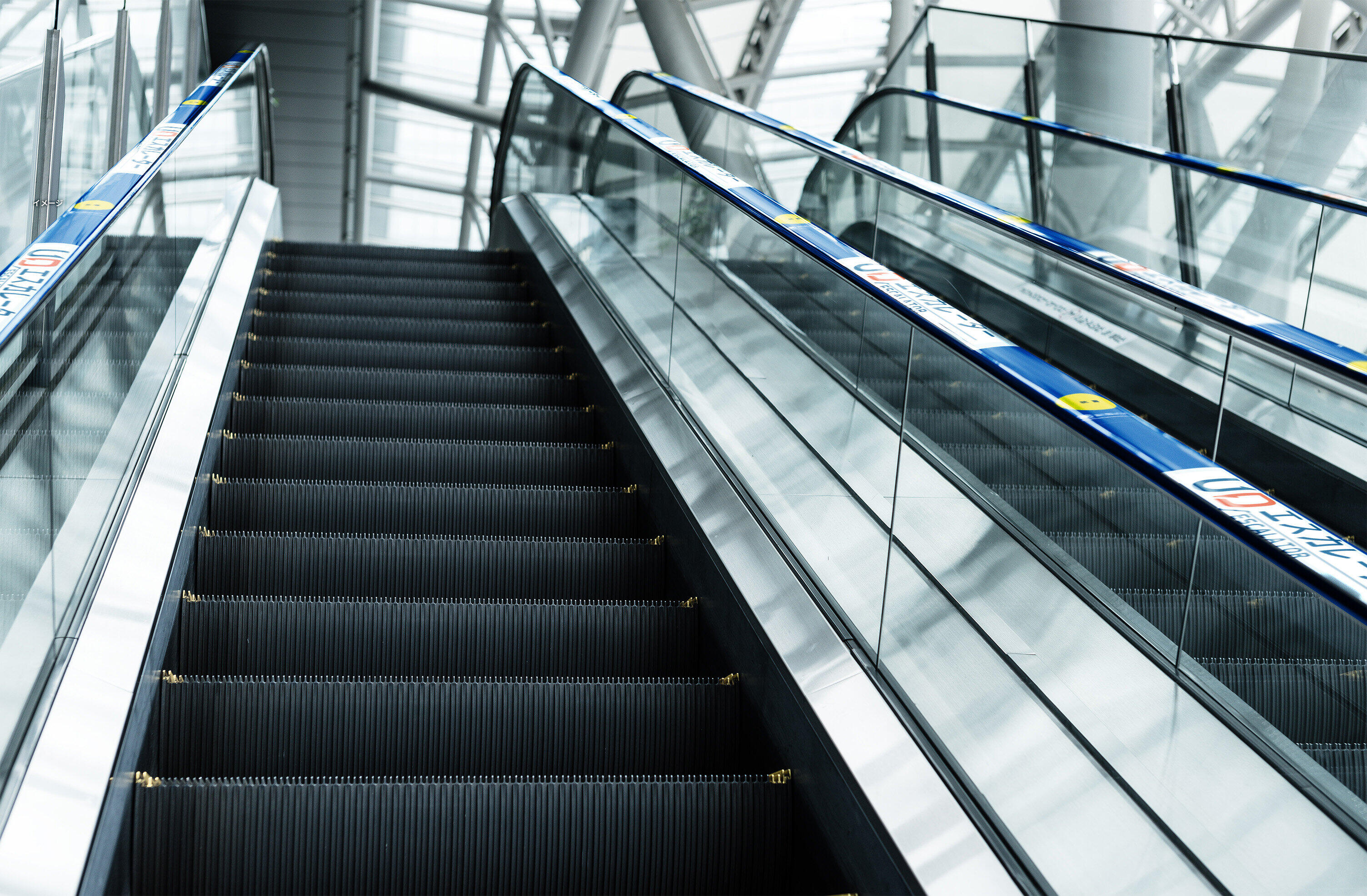 「UDマーク」が施されたエスカレーター