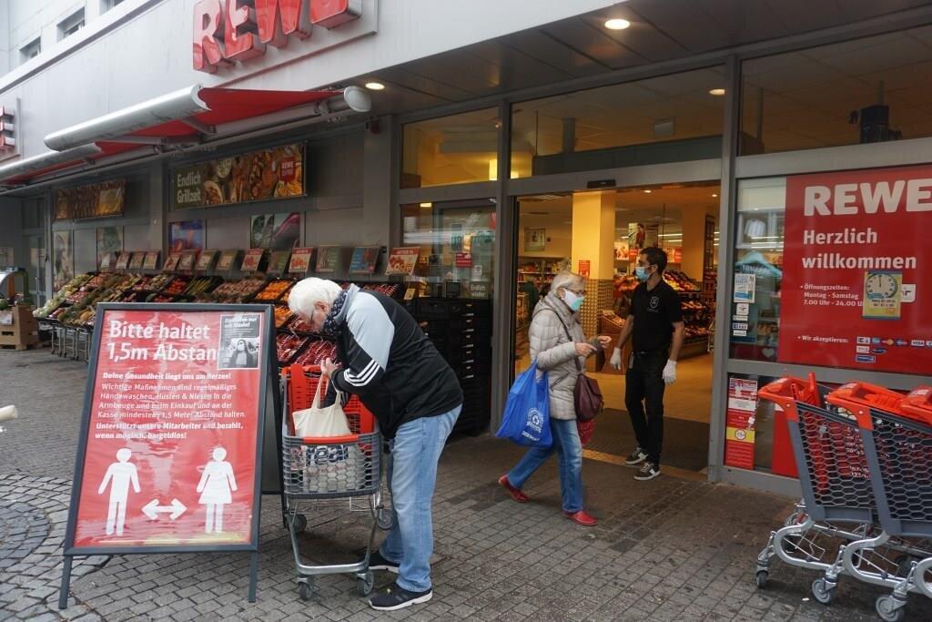 カートの数が制限されているので、時間帯によってはスーパーの前に行列ができることも