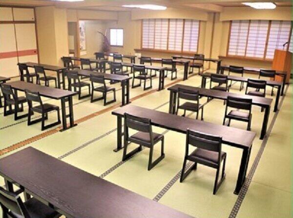 大広間にイスとテーブルを設置した会場例