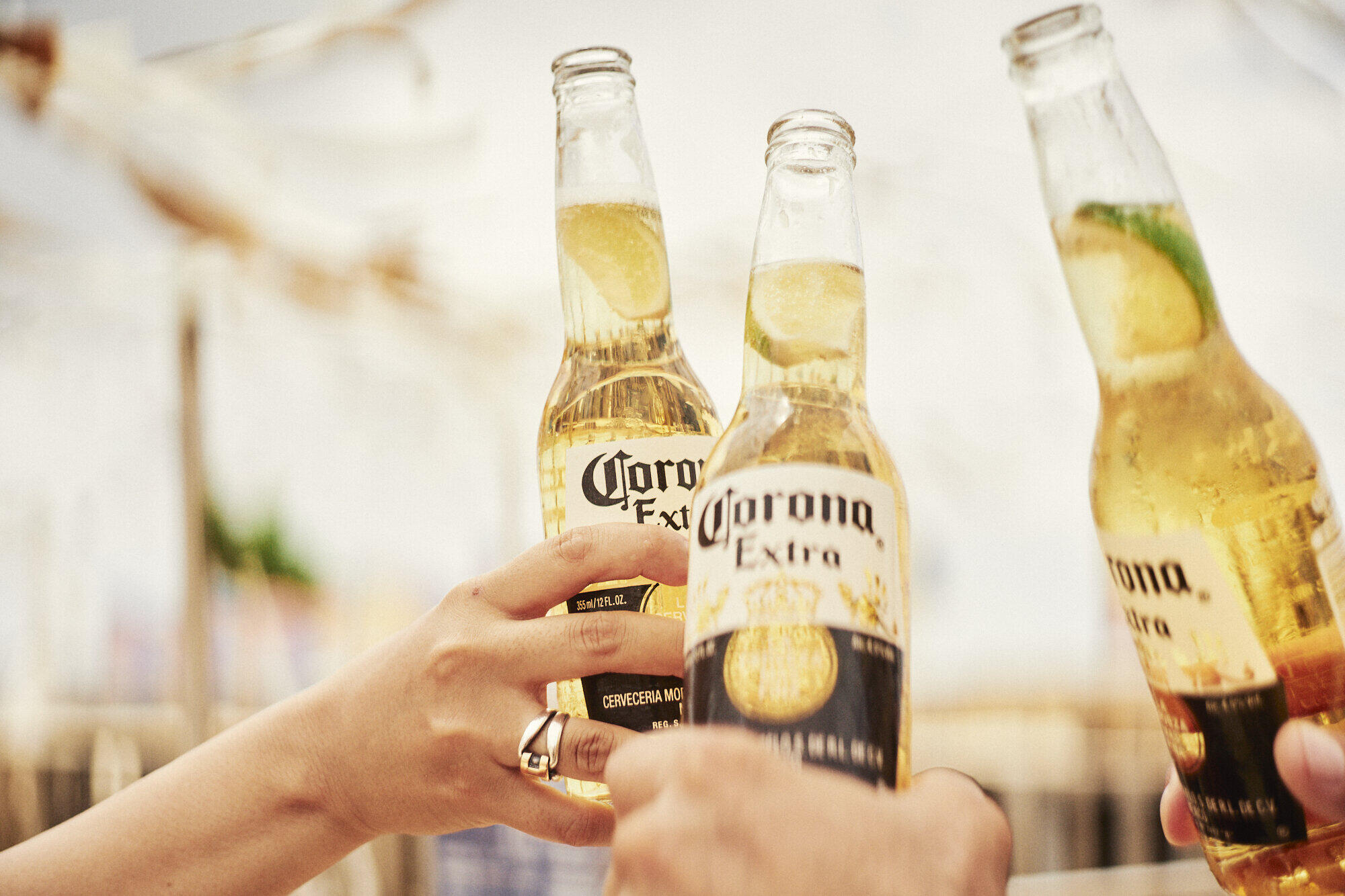 【コロナに勝つ！ ニッポンの会社】コロナビールが世界のホテル1万4000室を予約！　観光・旅行業界の支援にひと役