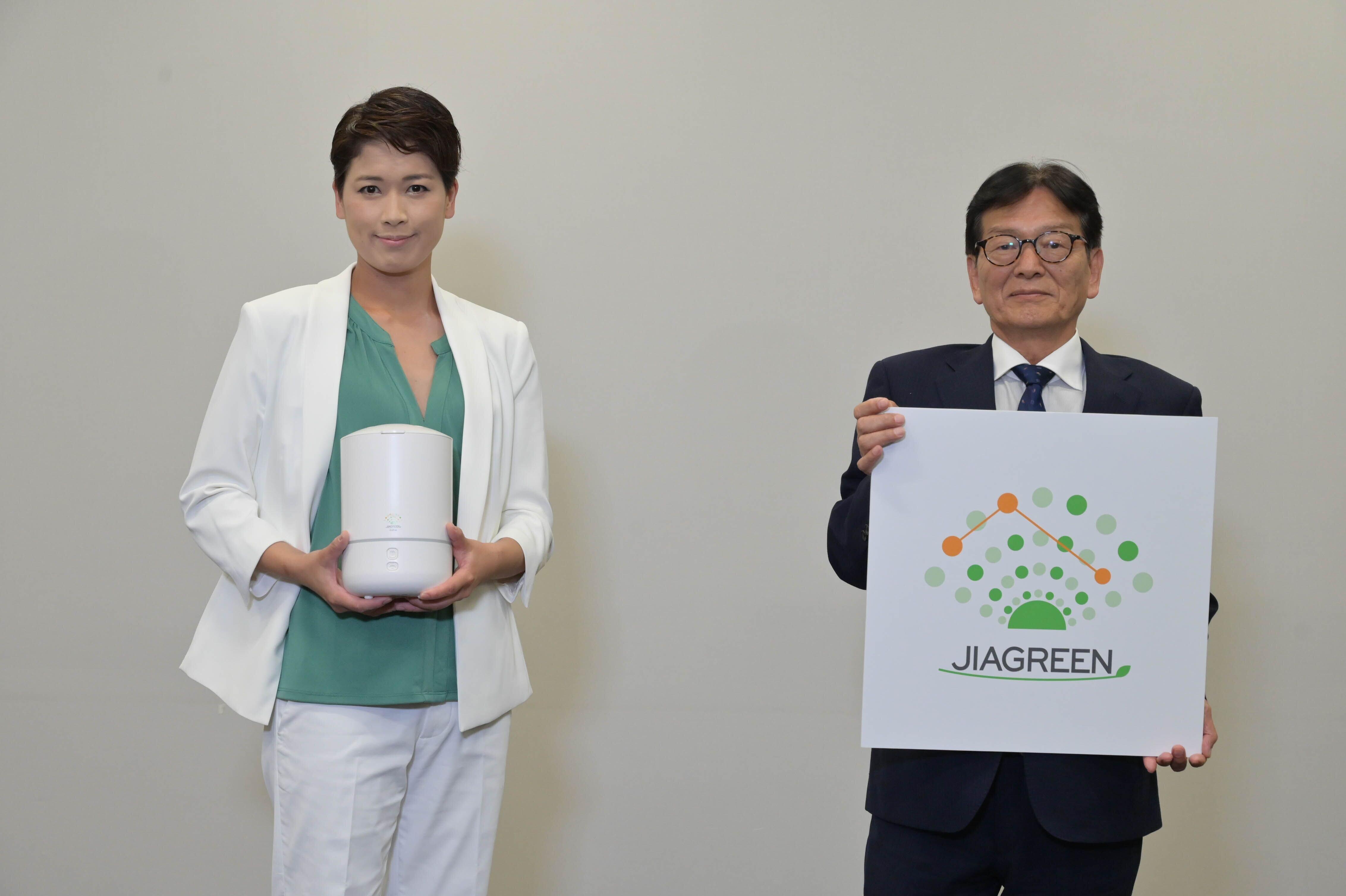 左から、株式会社ジアグリーンの桑名晶子社長、株式会社グリーンウェルの水野昇社長。桑名社長が手にしているのは「ジアグリーン コアレ」