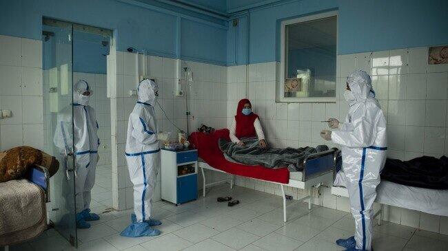新型コロナウイルス感染症を治療しているアフガニスタンの女性病棟（ICRC提供）