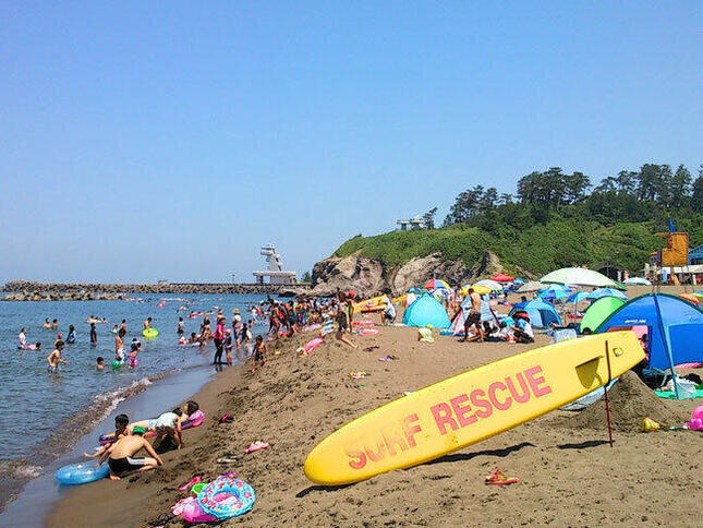 新潟県柏崎市の鯨波海水浴場。地元の観光・宿泊業者は「GoTo」による観光客増に期待している（小竹屋提供）