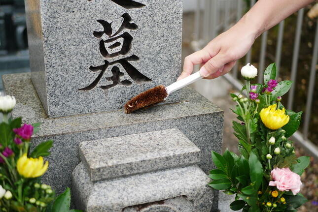 帰省で墓参りもすいている時期に（写真はイメージ）