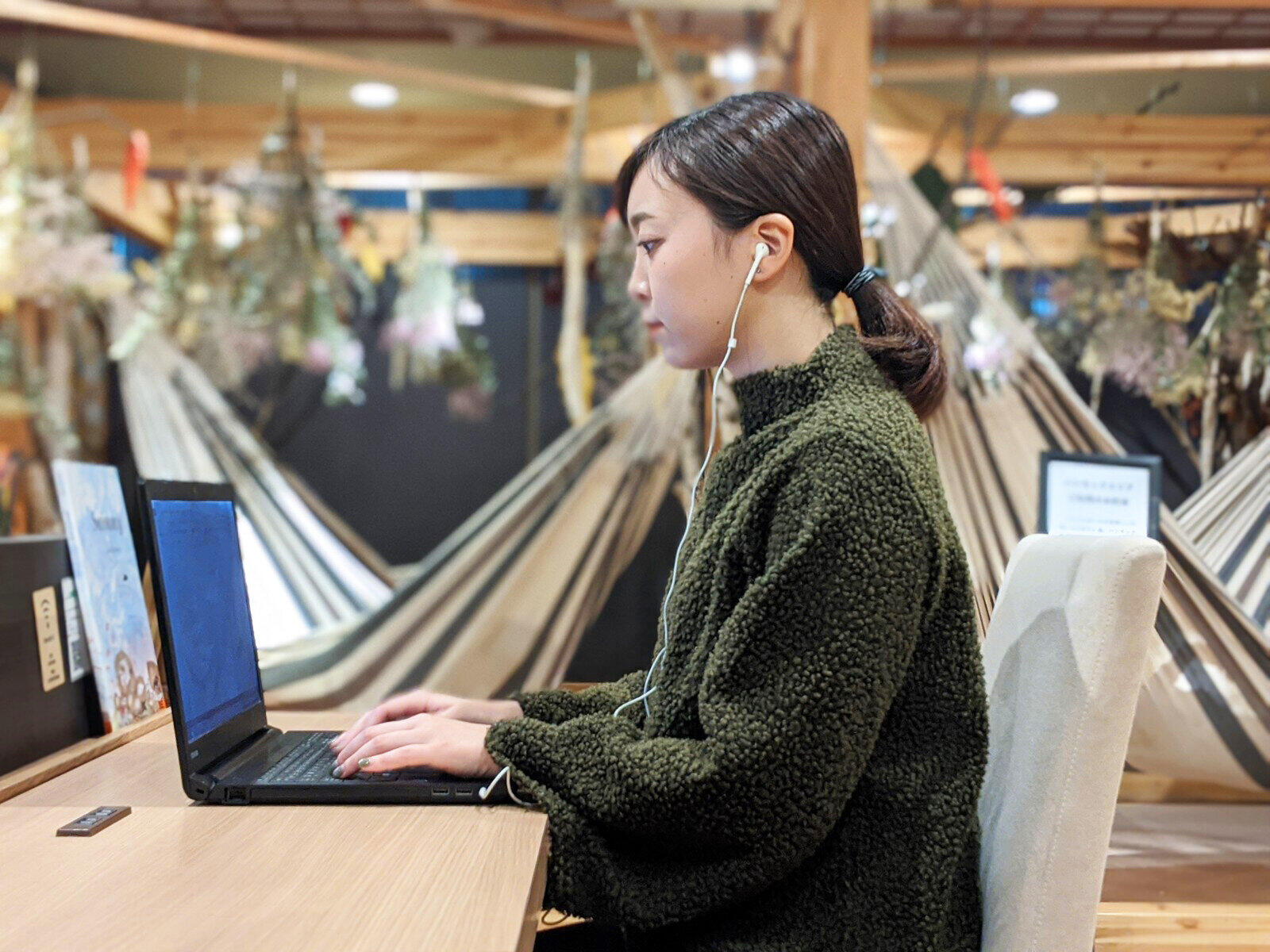 学生のリモート授業を応援　おふろカフェに「コスタディング」スペースで食事付き