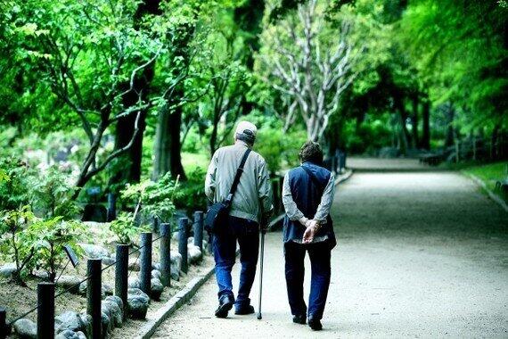 高齢者は近所の散歩をしていればいい？（写真はイメージ）