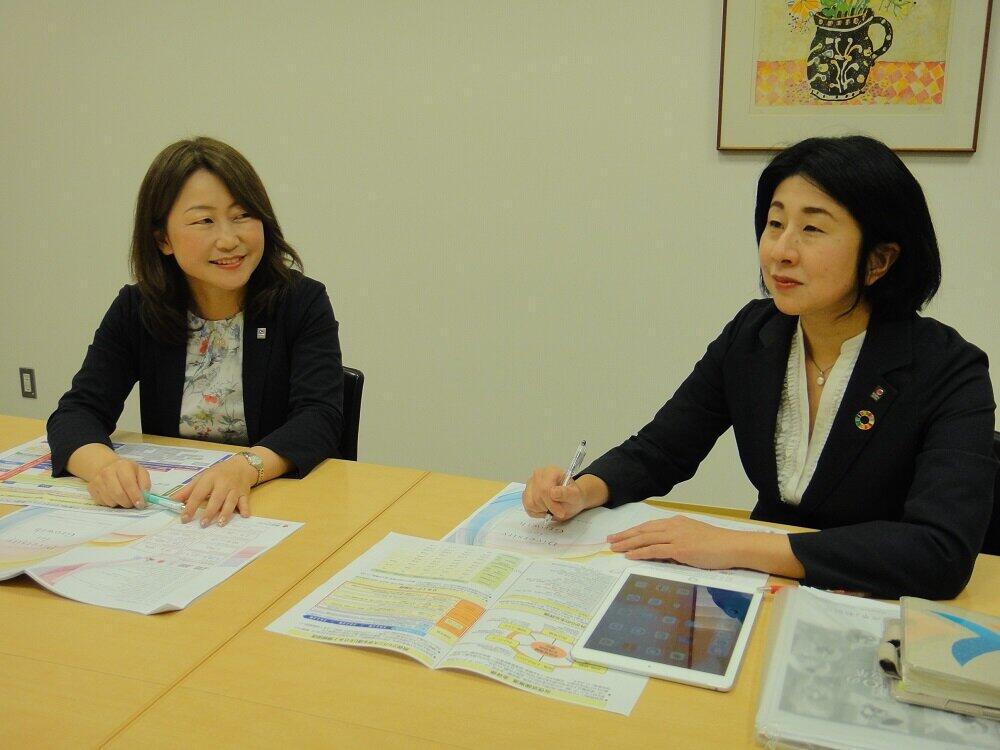 損害保険ジャパン 人事部D＆Iチームリーダーの吉池玲子さん（左）と、「育児と仕事の両立」の体験を話すコンプライアンス室特命部長の藤中麻里子さん