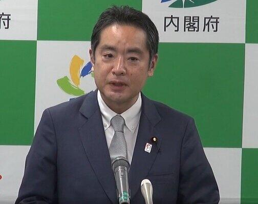 「携帯大手退治」に加わった井上信治・内閣府特命担当相（政府インターネット動画より）