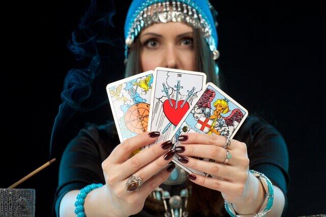 「宝くじに2回当たる」「2万人に1人の良縁の持ち主」... 占いサイトに数百万円も騙される人が多すぎる！