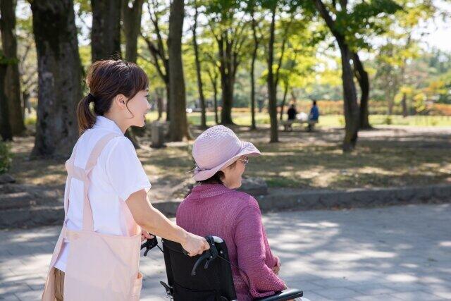介護現場で働くか？（写真はイメージ）