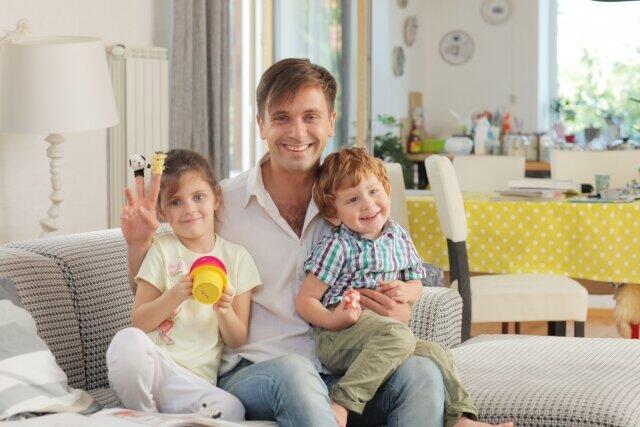 海外では夫が育休、妻が働きに出るケースも（写真はイメージ）