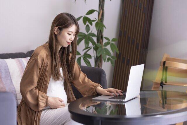 産休中の女性（写真はイメージ）