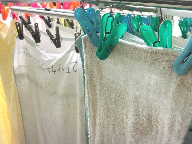 職場で掃除した雑巾の洗濯も仕事だ（写真はイメージ）