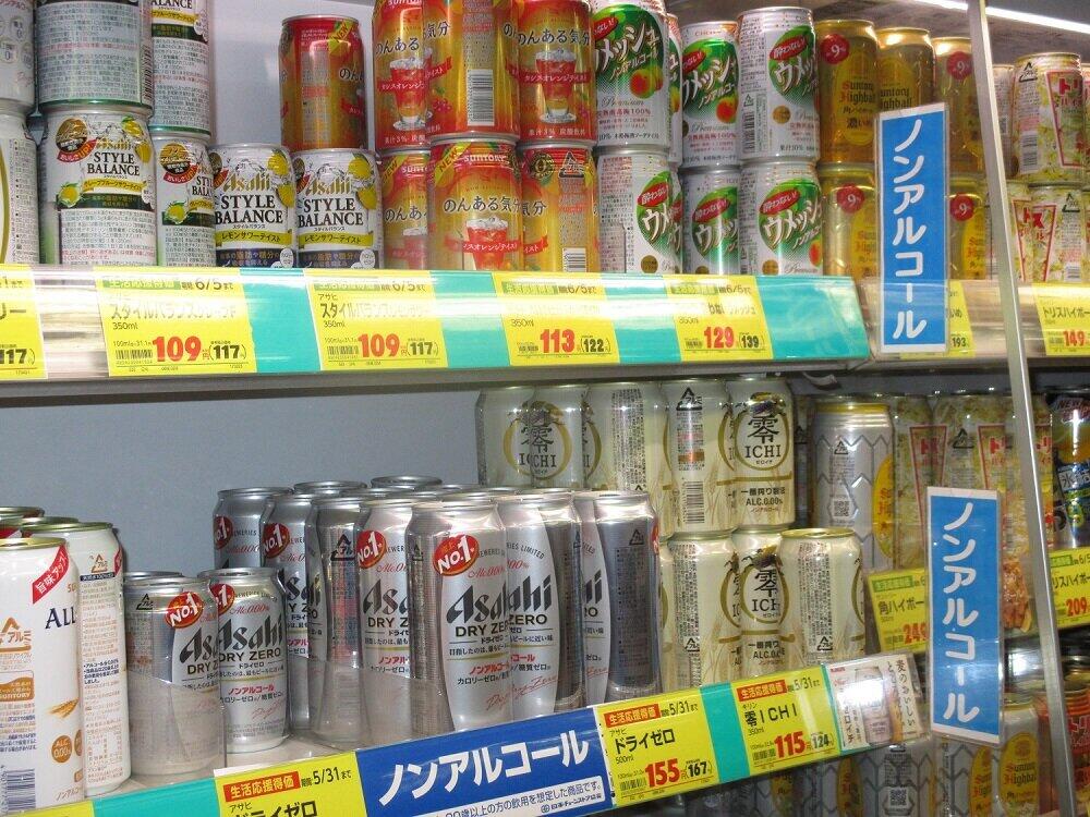 世界中で「低アル」「ノンアル」ビールが人気（写真は「ノンアルコールビール」の陳列棚）