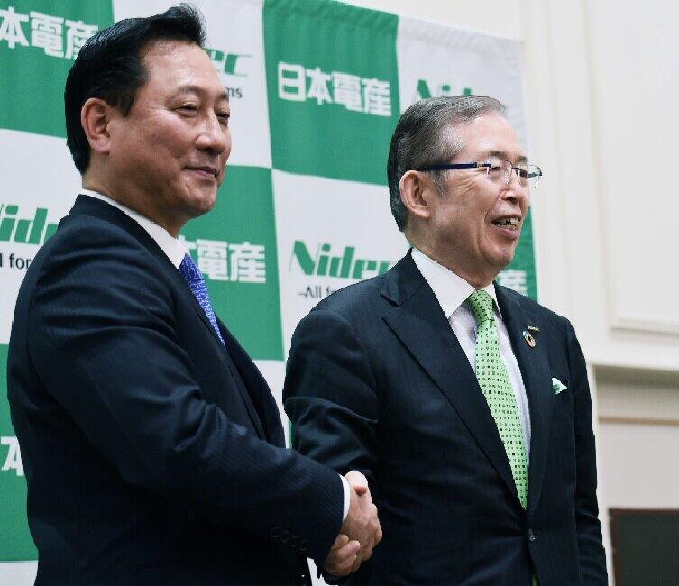 「がっちり握手」新たに社長兼CEOに就く関潤氏（左）と、右が会長の永守重信氏（写真は、日本電産のホームページより）