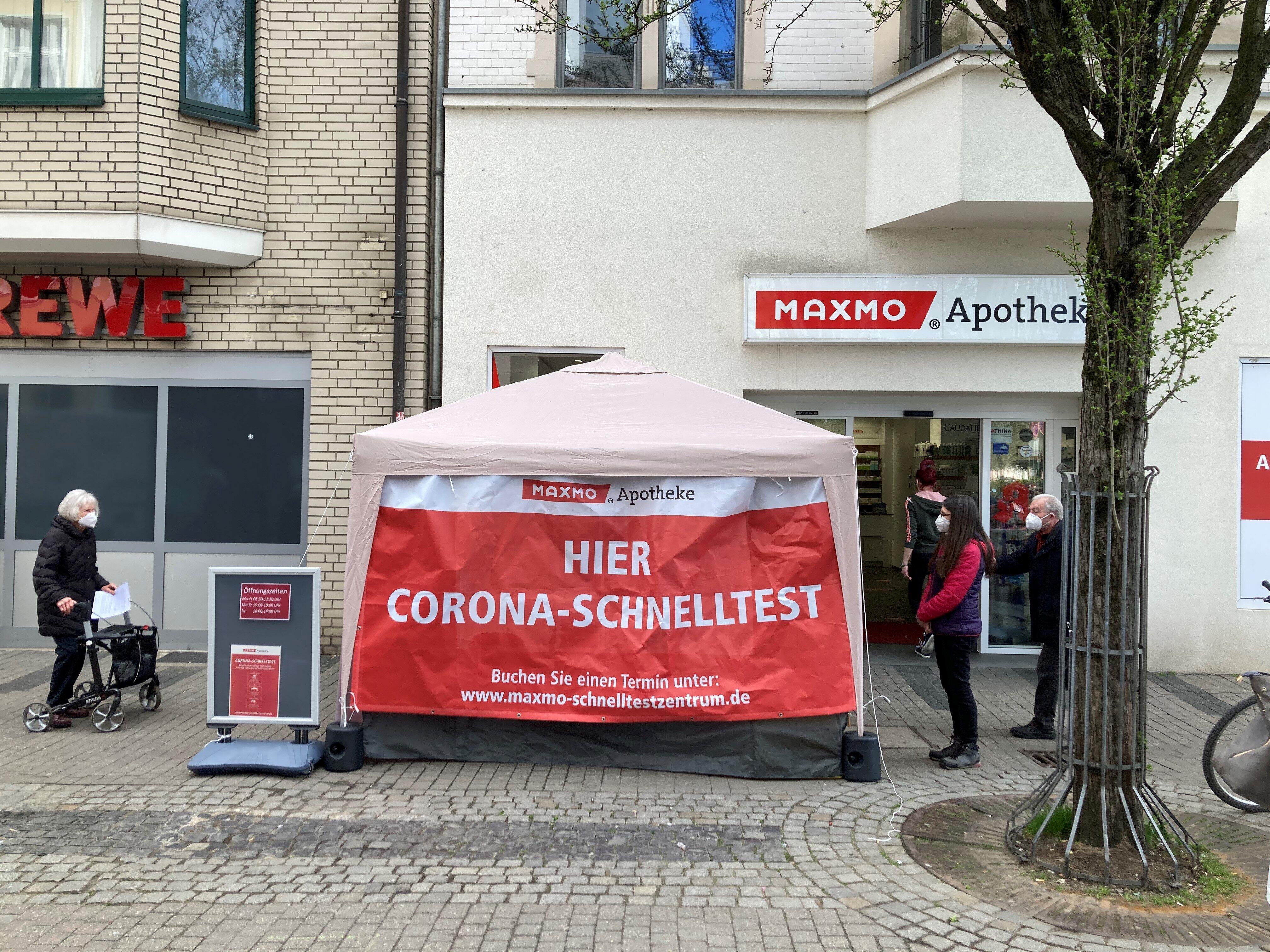 ドイツでは誰でも週1回、無料で迅速に抗原検査が受けられるように、商店街の薬局では店先に簡易テントを設置している（筆者撮影）