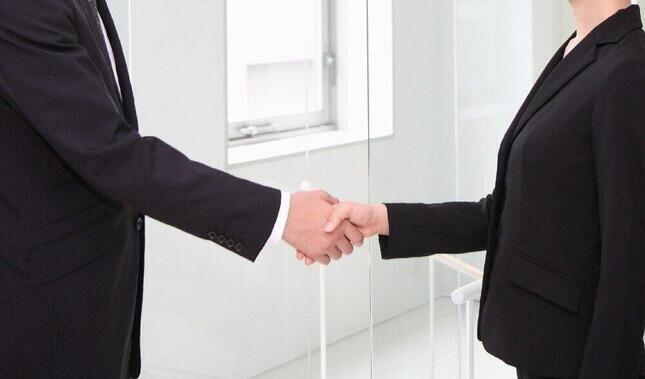 職場のジェンダーギャップ、女性の半数超が「ある」「不利」...... でも転職は考えたことない