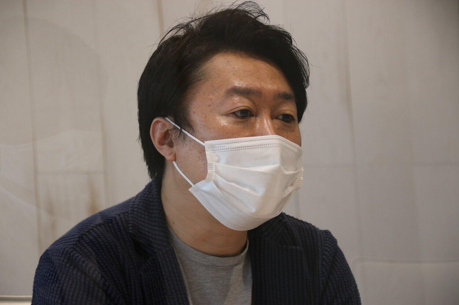 「お店のHACCP」の開発経緯を説明するUSENの富田晃さんは、USEN少額短期保険の取締役を兼任している