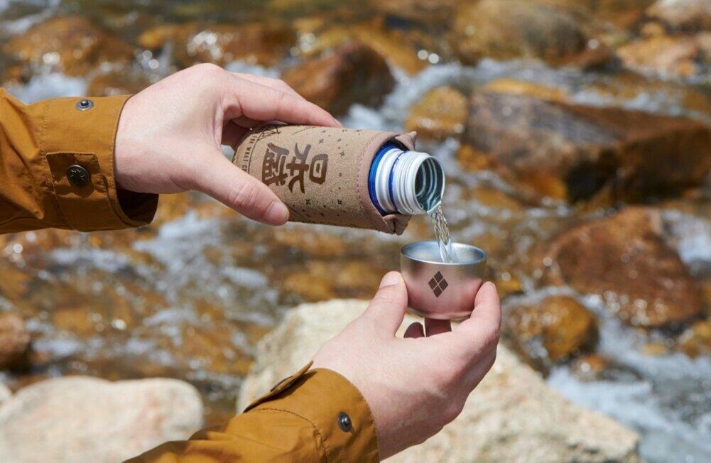 キャンプでも「生原酒」が飲める！ 日本盛とモンベルのコラボ商品、人気の理由は？