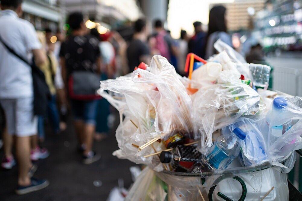 増え続けるプラスチックごみ問題を解決すべくドイツではレジ袋禁止が決定