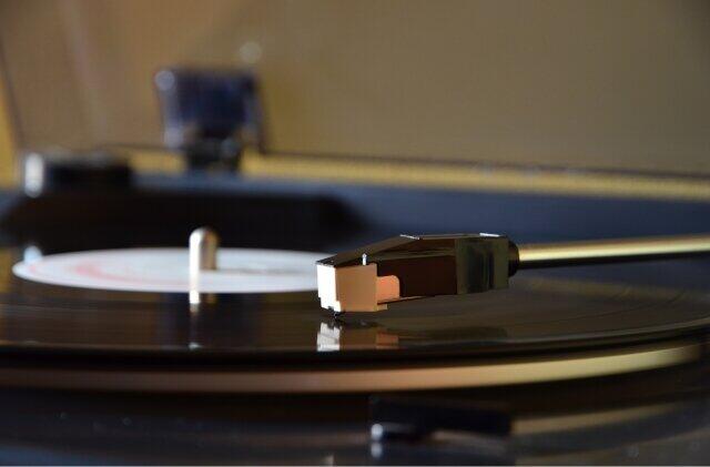 昭和の時代はレコードに針を落として音楽を聴いていた（写真はイメージ）
