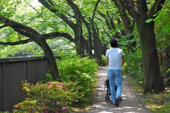 男性の子育て促進に「男性の産休」を新設　法改正で企業に取得働きかけの義務