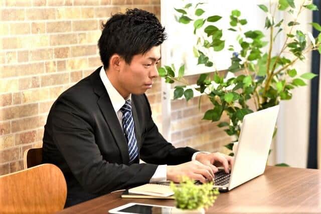 客先の会社でばかり勤務するプログラマー（イメージ）