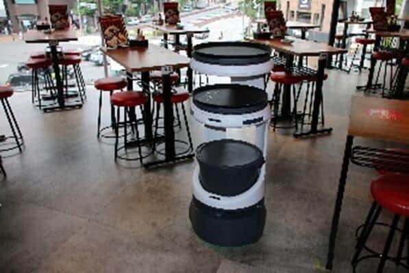 配膳ロボットも活躍。非接触化、省力化ばかりか、お客向けのエンタメにも