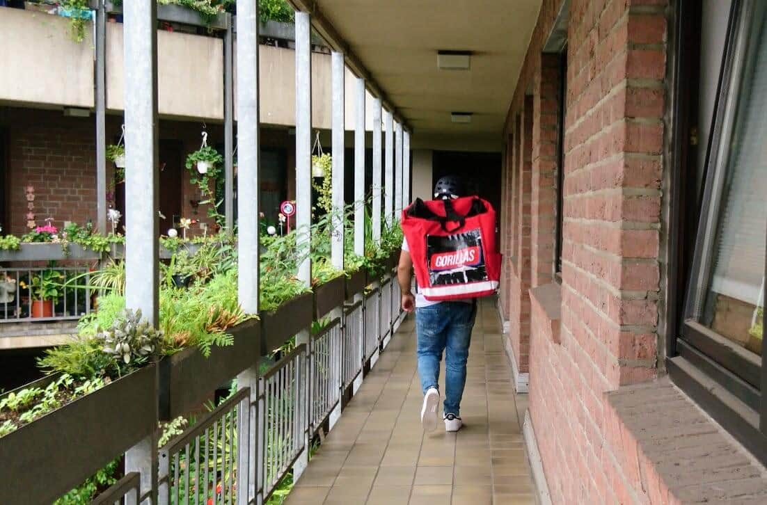 Gorillasのリュックサックを背負う配達員