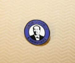 胸にキラリ！ 渋沢栄一翁のバッジ（東京商工会議所製作）