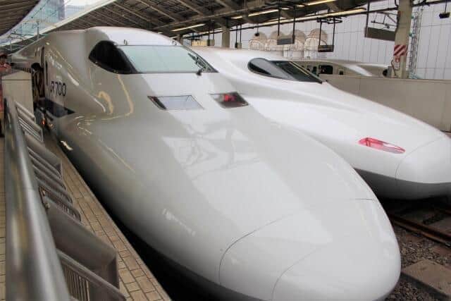 新幹線「のぞみ」にテレワーク専用車両が登場する（写真は東京駅。右が「N700系」）