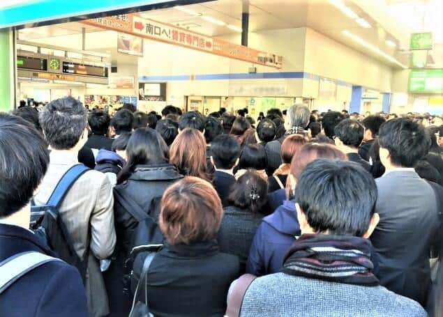 通勤ラッシュの緩和のために導入されるが…（東京の新宿駅の改札口）