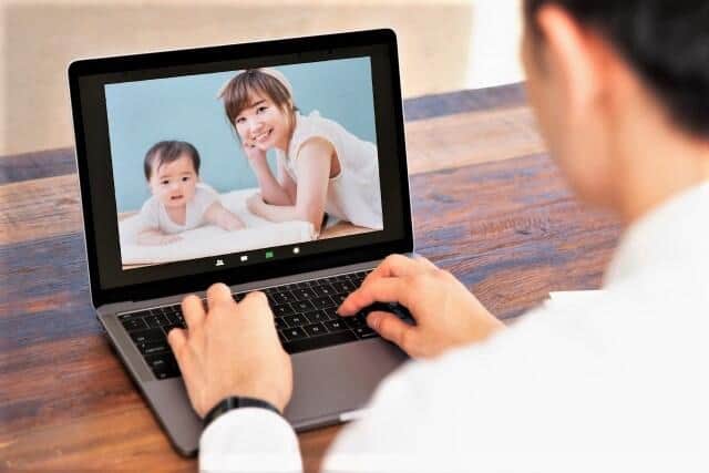 転勤先で家族とオンライン交流する方法もある（写真はイメージ）