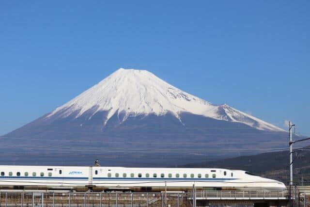 もし富士山が噴火したら、新幹線は寸断されてしまう（写真はイメージ）