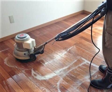 床を磨くポリッシャーを使うのにも講習が必要だ（写真はイメージ）