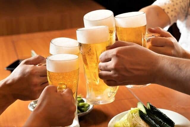 「みんなで乾杯」も4人以内だ（写真はイメージ）