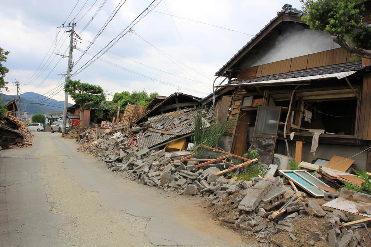 地震で押しつぶされた家屋（写真は、2016年4月に起こった熊本地震）