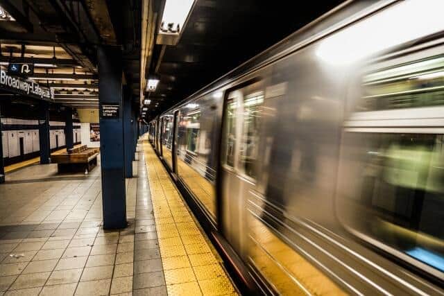 地下鉄脱線事故をきっかけに川崎重工株が急落（写真はイメージ）