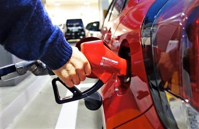 えっ！ 急騰中のガソリン価格を安くできる？ エコノミストが指摘する「とっておきのカード」を政府が切らないワケ