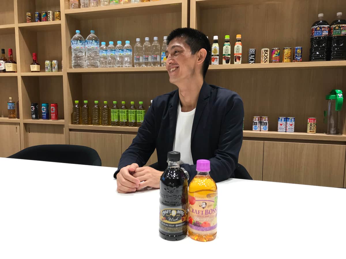 「リサイクルペットボトルは、リサイクル業者様と一緒に研究をしています」と話すサントリー食品インターナショナルの佐藤慶一さん